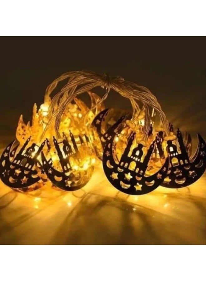 سلسلة إضاءة زينة رمضان مزينة بمعلقات معدنية على شكل مساجد وهلال. تضيف لمسة مضيئة وساحرة للمنزل خلال الشهر الكريم، مثالية لتزيين الطاولات، الغرف، أو أي زاوية ترغب في إبرازها، وتخلق أجواء رمضانية دافئة ومرحة. - Image 1